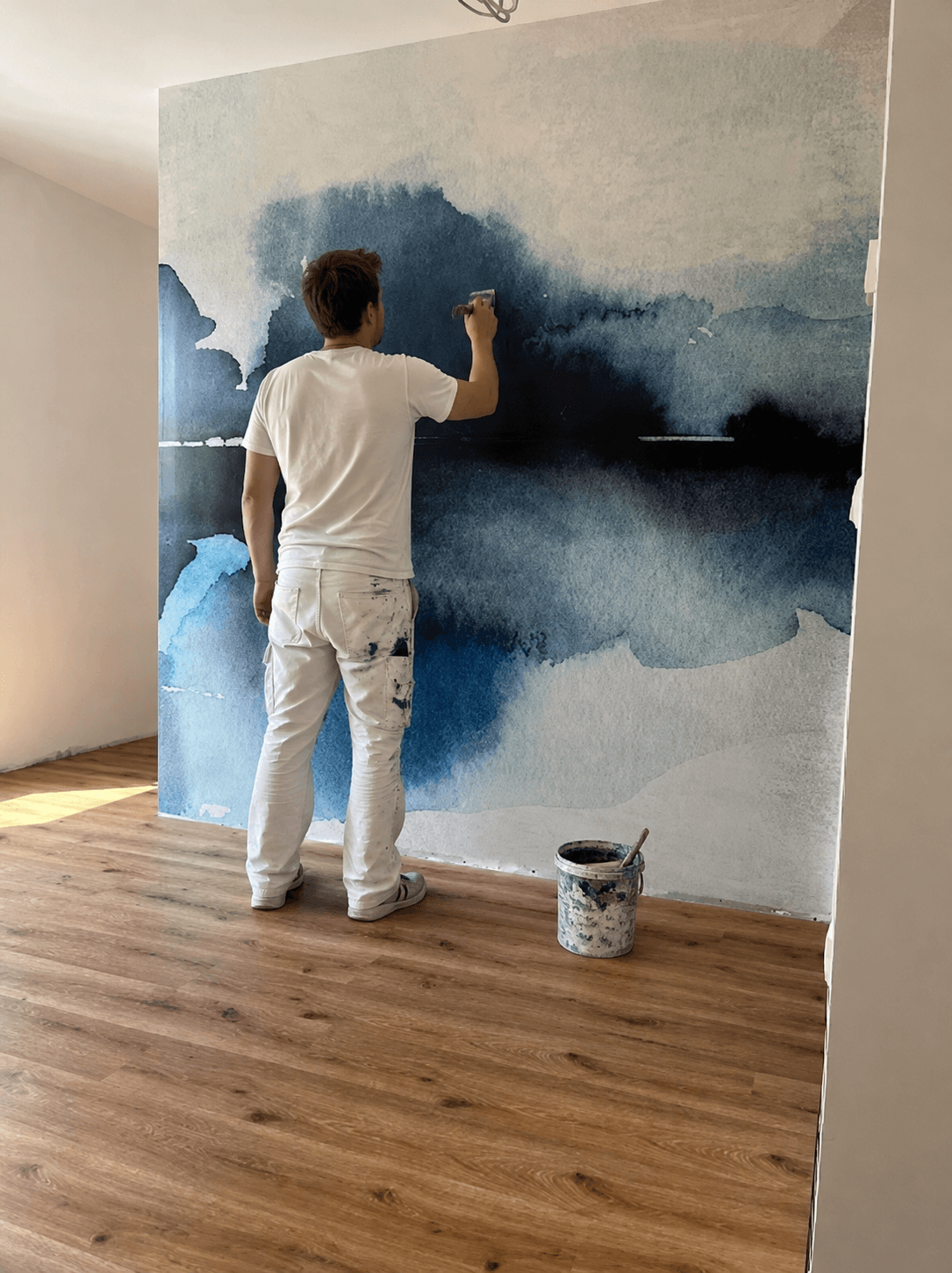 Maler des Malerbetriebs Manfred Wurst gestaltet Wand mit kreativer Maltechnik in Immenhausen